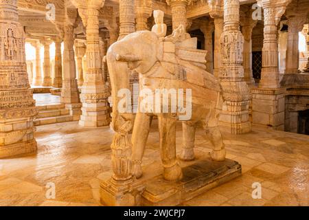 Im Inneren des Ranakpur Jain-Tempels, Rajasthan, Indien Foto Stock