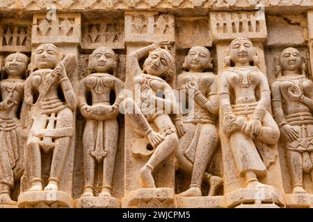 Geschnitzte Statuen im Jagdish-Tempel, Udaipur, Rajasthan, Indien Foto Stock