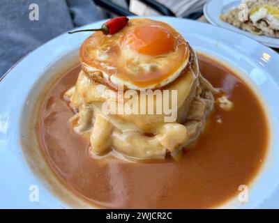 Francesinha, cucina tipica di Porto. Cucina portoghese Foto Stock