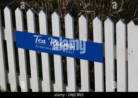 Le sale da tè di Aldermaston Wharf, Kennet e Avon Canal, Berkshire Foto Stock