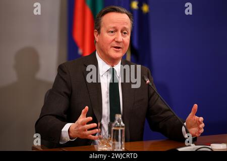 Sofia, Bulgaria - 14 febbraio 2024: Il ministro degli Esteri britannico David Cameron parla ai media dopo il suo incontro con il primo ministro bulgaro. Foto Stock