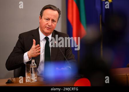 Sofia, Bulgaria - 14 febbraio 2024: Il ministro degli Esteri britannico David Cameron parla ai media dopo il suo incontro con il primo ministro bulgaro. Foto Stock