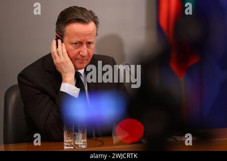 Sofia, Bulgaria - 14 febbraio 2024: Il ministro degli Esteri britannico David Cameron partecipa a una conferenza stampa dopo il suo incontro con il primo ministro bulgaro Foto Stock