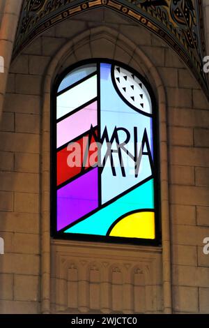 Moderna vetrata colorata, Catedral de Nuestra Senora de la Almudena, Santa Maria la Real de la Almudena, Cattedrale, Madrid, Spagna Foto Stock