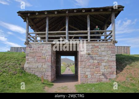 Torre di cancelli ricostruita con bastioni presso il museo all'aperto, sito di scavi archeologici, Koenigspfalz, Tilleda, Kyffhaeuser, Turingia, Germania Foto Stock