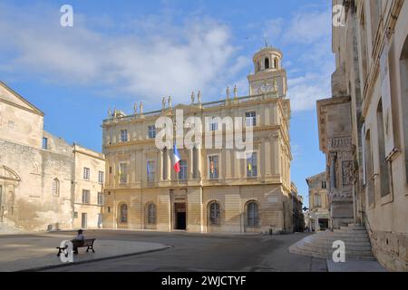 Hotel de Ville con bandiera nazionale francese, municipio, Place de la Republique, Piazza Imperiale, Arles, Bouches-du-Rhone, Camargue, Provenza, Francia Foto Stock