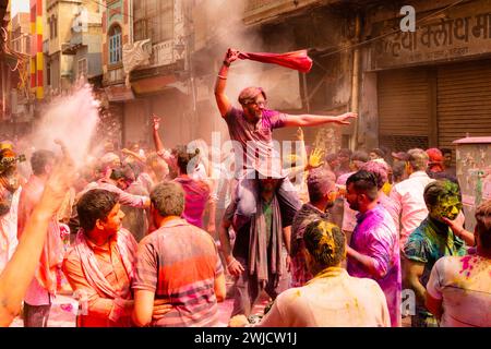 Holi Festival dei colori per le strade di Mathura, India Foto Stock