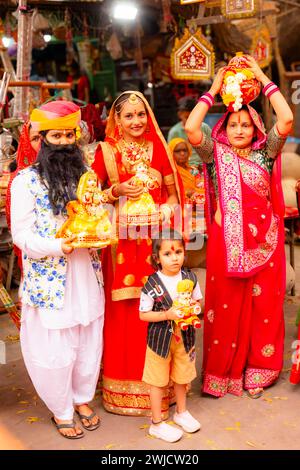 Processione dei gangauri per le strade di Jodhpur, Rajasthan, India Foto Stock