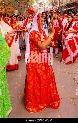 Processione dei gangauri per le strade di Jodhpur, Rajasthan, India Foto Stock