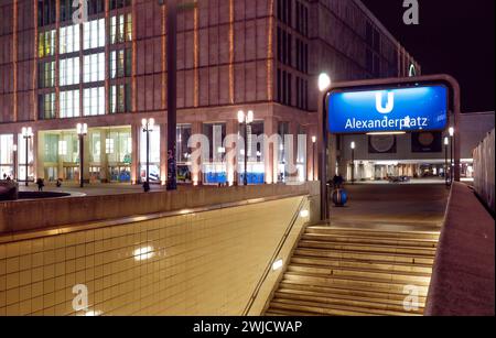 Blocco, la Germania si spegne. Vuoto Alexanderplatz, Berlino, 16.12.2020 Foto Stock