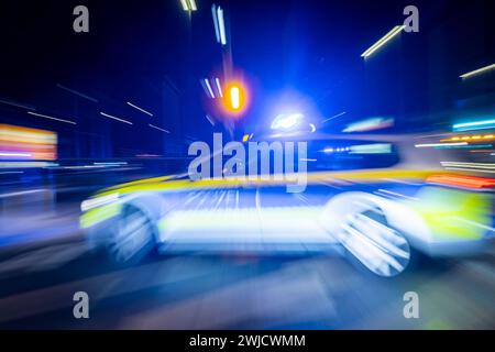 Un veicolo della polizia in azione, con luce blu accesa, Dresda, Sassonia, Germania, Europa Foto Stock