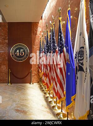 Bandiere degli Stati Uniti e targa metallica con incisione Donald J. Trump 45° presidente POTUS nella lobby della Trump Tower, 5th Avenue, Manhattan, New York Foto Stock