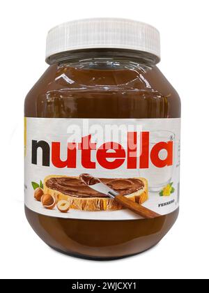 Italia - 06 febbraio 2024: Ferrero Nutella in vaso di vetro isolato su bianco con percorso di ritaglio incluso Foto Stock