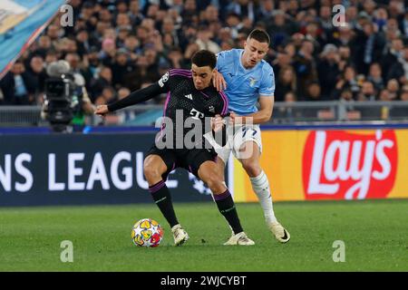 Roma, Lazio, Italia. 14 febbraio 2024. Adam Marusic della Lazio Jamal Musiala del Bayern durante il round di UEFA Champions League 16 partita di andata tra SS Lazio e FC Bayern allo Stadio Olimpico il 14 febbraio 2024 a Roma. (Credit Image: © Ciro De Luca/ZUMA Press Wire) SOLO PER USO EDITORIALE! Non per USO commerciale! Foto Stock