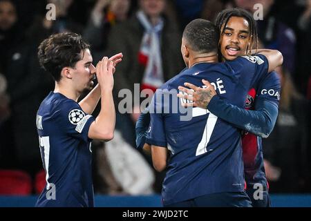 Parigi, Francia, Francia. 14 febbraio 2024. Bradley BARCOLA del PSG festeggia il suo gol con Kylian MBAPPE del PSG e Vitor MACHADO FERREIRA (Vitinha) del PSG durante la partita di UEFA Champions League tra Paris Saint-Germain e Real Sociedad al Parc des Princes Stadium il 14 febbraio 2024 a Parigi, in Francia. (Credit Image: © Matthieu Mirville/ZUMA Press Wire) SOLO PER USO EDITORIALE! Non per USO commerciale! Foto Stock