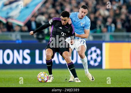 Roma, Italia. 14 febbraio 2024. Adam Marusic delle SS Lazio e Jamal Musiala del Bayern Monaco competono per il pallone durante il turno di UEFA Champions League 16 tra SS Lazio e FC Bayern Monaco allo Stadio Olimpico Roma il 14 febbraio 2024 a Roma. Crediti: Giuseppe Maffia/Alamy Live News Foto Stock