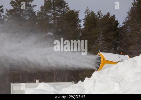Cannone da neve in funzione che produce neve. Girato a Idre fjäll in Svezia, Scandinavia Foto Stock