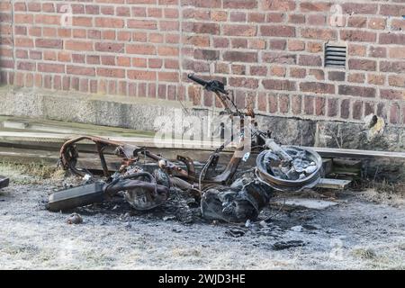 Ciclomotore bruciato e abbandonato a terra. Girato in Svezia, Scandinavia Foto Stock