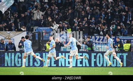 ROM, Italia. 14 febbraio 2024. Calcio: Champions League, Lazio Roma - Bayern Monaco, round a eliminazione diretta, round di 16, andata, Stadio Olimpico di Roma. Il marcatore di Roma Ciro immobile (2° da sinistra) celebra il suo gol in 1:0 con Felipe Anderson Pereira Gomes (l-r), Adam Marusic e Luis Alberto Romero Alconchel. Crediti: Sven Hoppe/dpa/Alamy Live News Foto Stock