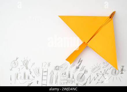 Piano di carta e strategia aziendale scribble su sfondo bianco, successo aziendale, risorse umane, innovazione, idea e concetto di soluzione.spazio di testo gratuito Foto Stock