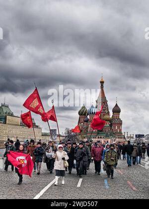 Gruppo di manifestanti con bandiere comuniste sulla Piazza Rossa di Mosca, Russia. Foto Stock