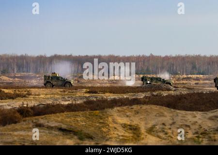 Soldati dell'esercito degli Stati Uniti assegnati alla 3rd Infantry Division, sparano munizioni vive durante un'esercitazione di fuoco a Swietoszow, Polonia, 14 febbraio 2024. Il 3rd DSB testa soldati e squadre con unità di difesa individuali e collettive e convogli esercitazioni di fuoco dal vivo per garantire la disponibilità a proteggere la logistica critica e i sistemi di comando missione su qualsiasi campo di battaglia. Foto Stock