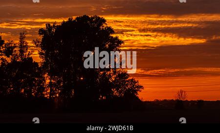 Tramonto con un cielo spettacolare e linee ad alta tensione terrestri vicino a Tabertshausen, Baviera, Germania Tabertshausen, aw2 007 Foto Stock