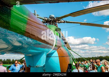 Ermolino, Russia - 15 agosto 2015: Open Day presso la base aerea di Ermolino. Elicottero russo MIL mi-8 Foto Stock