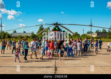 Ermolino, Russia - 15 agosto 2015: Open Day presso la base aerea di Ermolino. Elicottero russo MIL mi-8 Foto Stock