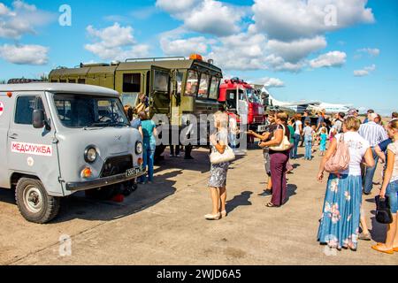 Ermolino, Russia - 15 agosto 2015: Open Day presso la base aerea di Ermolino. Apparecchiature per servizi aeroportuali Foto Stock