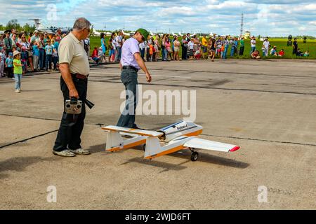 Ermolino, Russia - 15 agosto 2015: Open Day presso la base aerea di Ermolino. Spettacolo di modellismo aereo Foto Stock