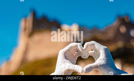 Gesto di cuore e mani con una scultura stampata in 3D - modello libero dal thingiverso - alle rovine del castello di Ehrenberg vicino a Reutte, Tirolo, Austria Burgruine Ehrenb Foto Stock