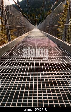 Vista geometrica dell'estate alpina presso il famoso ponte sospeso Highline 179 e le rovine del castello di Ehrenberg vicino a Reutte, Tirolo, Austria Highline179 AX 01 Foto Stock