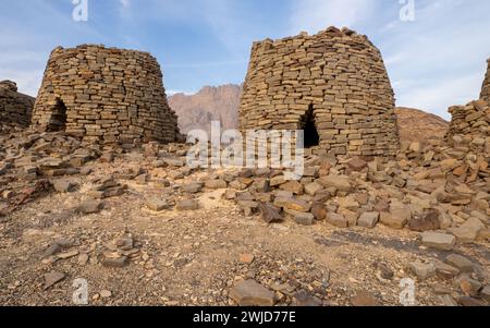 Wadi al Aya Beehive Tombs, con il monte Jebel Misht sullo sfondo, Oman Foto Stock