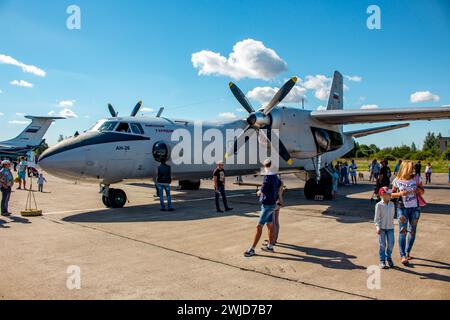 Ermolino, Russia - 15 agosto 2015: Open Day presso la base aerea di Ermolino. Aereo da trasporto militare AN-26 Foto Stock