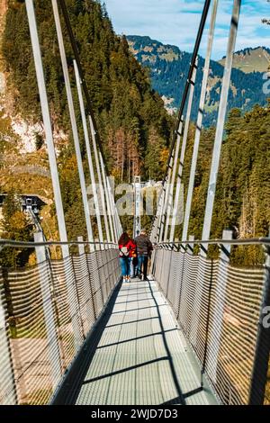 Vista geometrica dell'estate alpina presso il famoso ponte sospeso Highline 179 e le rovine del castello di Ehrenberg vicino a Reutte, Tirolo, Austria Highline179 AX 08 Foto Stock