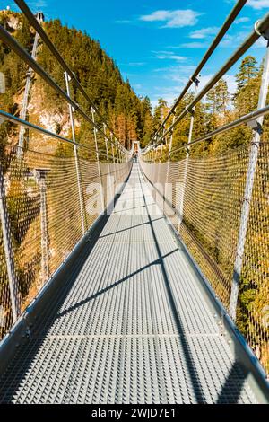 Vista geometrica dell'estate alpina presso il famoso ponte sospeso Highline 179 e le rovine del castello di Ehrenberg vicino a Reutte, Tirolo, Austria Highline179 AX 09 Foto Stock