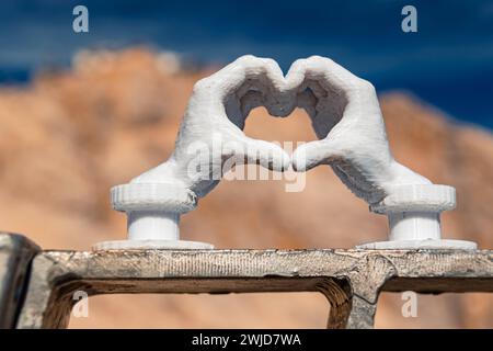 Gesto con mani del cuore con una scultura stampata in 3D - modello libero da thingiverse - sul Monte Zugspitze, in cima alla Germania, a Garmisch-Partenkirchen, Baviera, G. Foto Stock