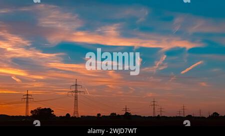 Tramonto con un cielo spettacolare e linee ad alta tensione terrestri vicino a Tabertshausen, Baviera, Germania Tabertshausen, AX 003 Foto Stock