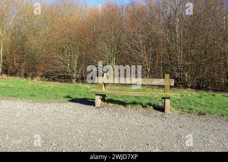 Un'antica panchina di parco in legno nella campagna del Kent settentrionale Foto Stock