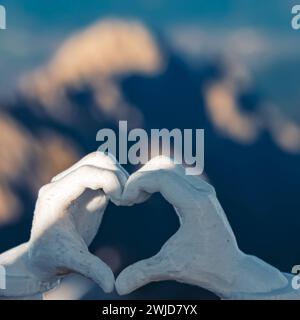 Gesto con mani del cuore con una scultura stampata in 3D - modello libero da thingiverse - sul Monte Zugspitze, in cima alla Germania, a Garmisch-Partenkirchen, Baviera, G. Foto Stock