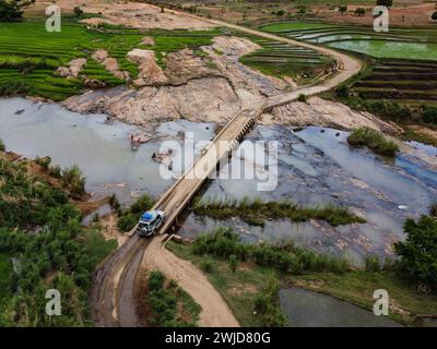 Attraversare il ponte in Africa, Madagascar Foto Stock
