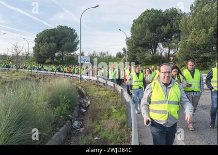 I manifestanti accedono all'autostrada attraverso l'uscita 16 dell'autostrada A49 all'altezza di Benacazon, dove hanno preso l'autostrada per diverse ore durante la manifestazione, gli agricoltori andalusini hanno bloccato tutte le autostrade che portano alla città di Siviglia. Queste proteste sono in parte promosse dai sindacati e dalle organizzazioni agricole dell'estrema destra spagnola, che hanno trovato un modo per risolvere i problemi degli agricoltori e hanno poi esercitato pressioni sul governo. Queste proteste hanno luogo in Spagna dal 6 febbraio in risposta alle proteste in Francia, dove gli agricoltori si lamentano della concorrenza sleale dei prodotti provenienti da Foto Stock