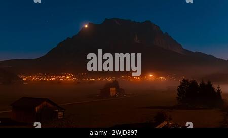 Vista notturna a lunga esposizione alpina con il monte Zugspitze a Lermoos, Reutte, Tirolo, Austria Zugspitze AX 318 Foto Stock