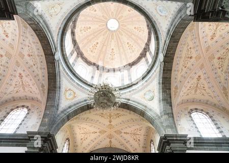 Vista interna della chiesa parrocchiale di Santa María de la Asunción in Piazza Hidalgo nel quartiere storico di Tequisquiapan, Querétaro, Messico. La chiesa in stile neoclassico del XVI secolo è costruita in arenaria rosa. Foto Stock