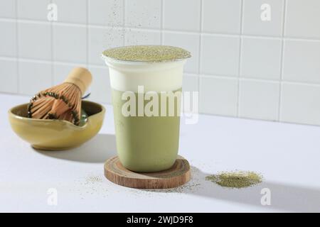 Milkshake di tè verde Dalgona Matcha su White Table Foto Stock