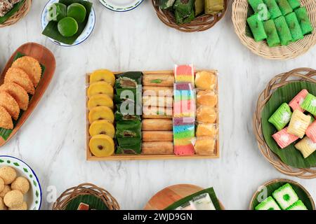 Vista dall'alto di Jajan Pasar, varie torte tradizionali indonesiane di Kue Basah sul tavolo bianco Foto Stock