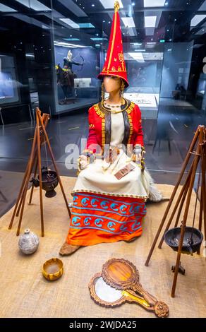 Ricostruzione della nobile vestiario somatiano, 6-5 secolo a.C. Dal complesso Taksai-1, Kazakistan occidentale. Museo Nazionale, Nur-Sultan Foto Stock