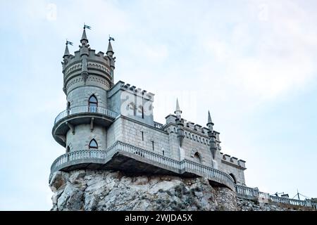 GASPRA, CRIMEA - PTOM. 2014: La costa meridionale della Crimea. Il palazzo-castello 'Lastochkino Gnezdo' sulla scogliera Aurorino di Capo ai-Todor nel Gaspra, ev Foto Stock