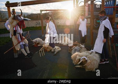 Alsasua, Spagna. 13 febbraio 2024. Un gruppo di "momotxorros" si prepara a celebrare il carnevale di Alsasua, dichiarato festival di interesse turistico a Navarra. Credito: SOPA Images Limited/Alamy Live News Foto Stock